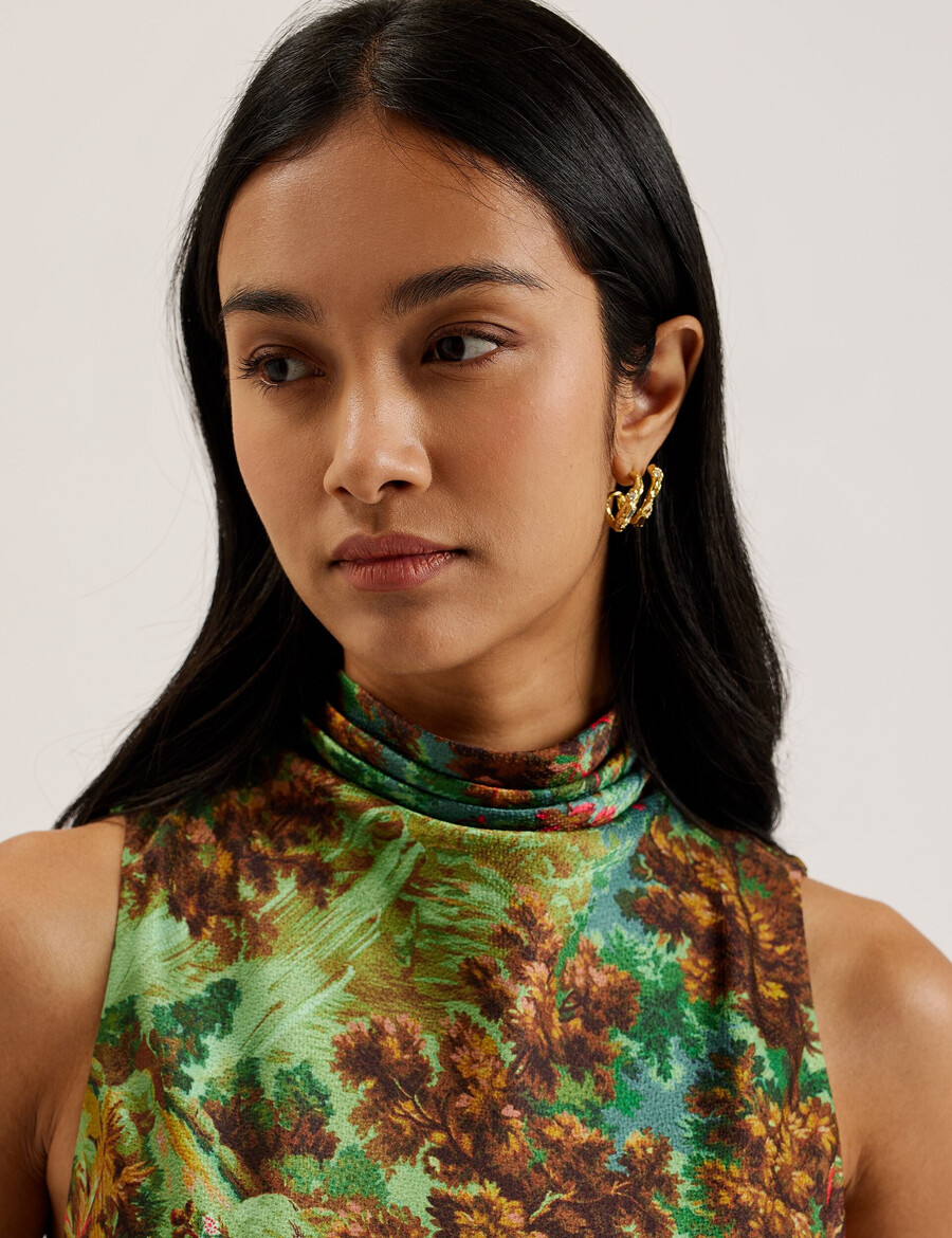 eyva - satintryckt midi-slipklänning med hög hals