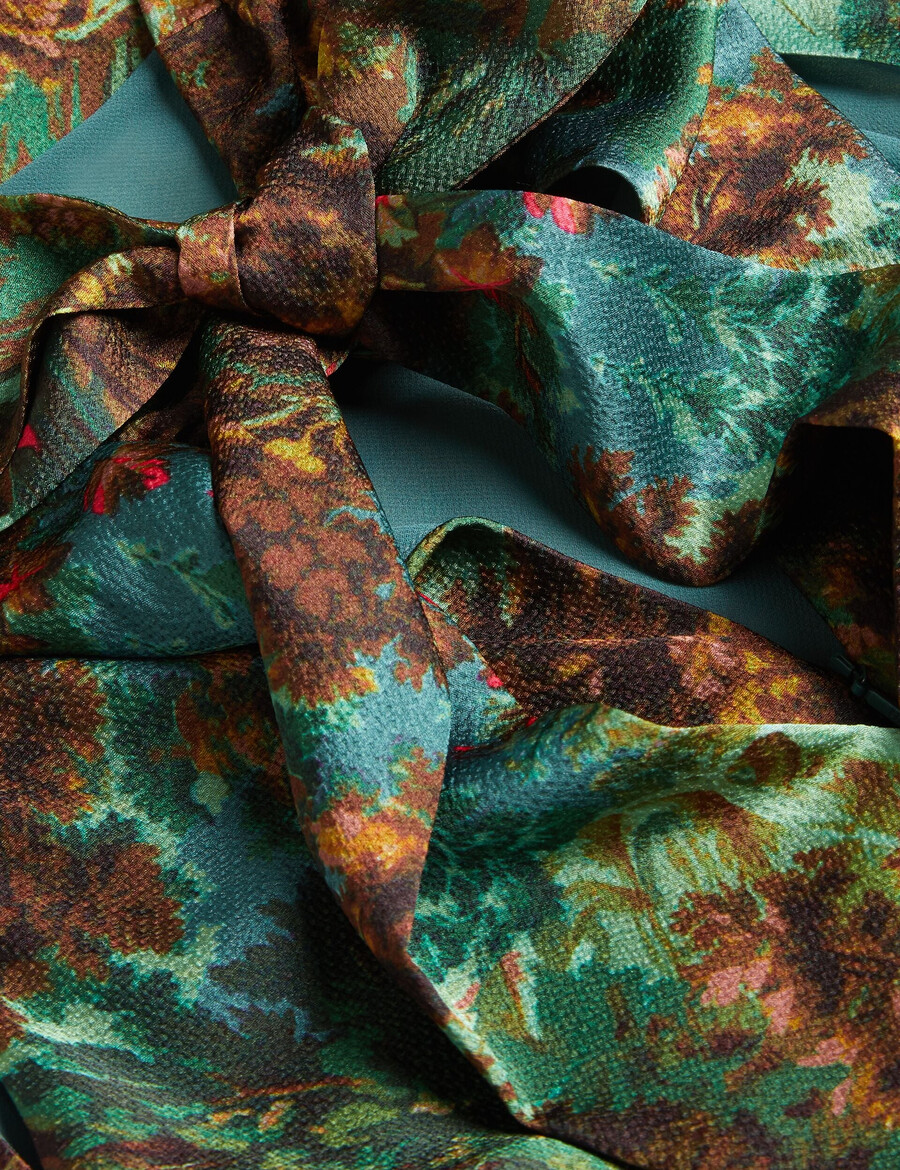 eyva - satintryckt midi-slipklänning med hög hals