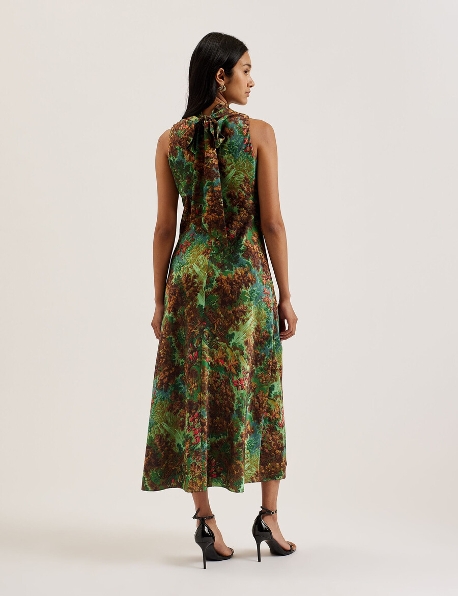 eyva - satintryckt midi-slipklänning med hög hals