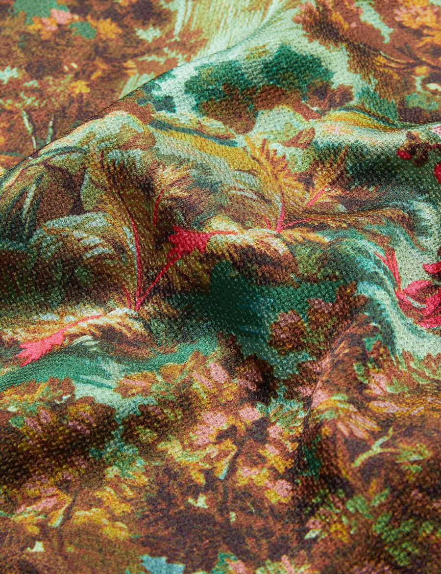 eyva - satintryckt midi-slipklänning med hög hals